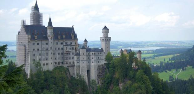 Study in Augsburg. 30 top schools, colleges, universities and kids camps in Augsburg for students from all over the world. List of schools, study fees, rankings