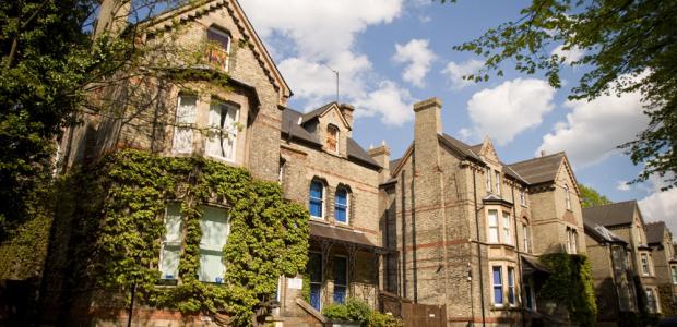 50 best institutions in Europe and other countries abroad with swimming and holidays camps for children. Study fees, rankings, reviews