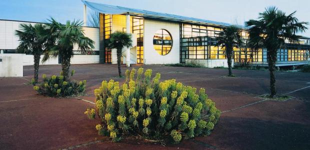 Study in La Rochelle. 30 top schools, colleges, universities and kids camps in La Rochelle for students from all over the world. List of schools, study fees, rankings