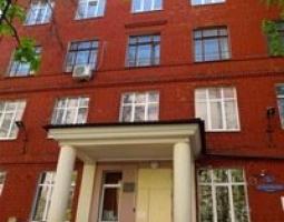 Escuela Pirogovskaya en Yakimanka