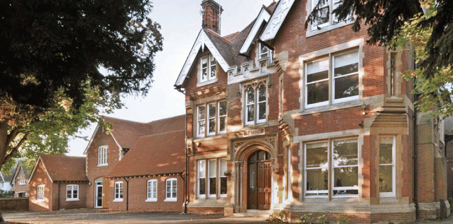 Summer courses in finance and law in England