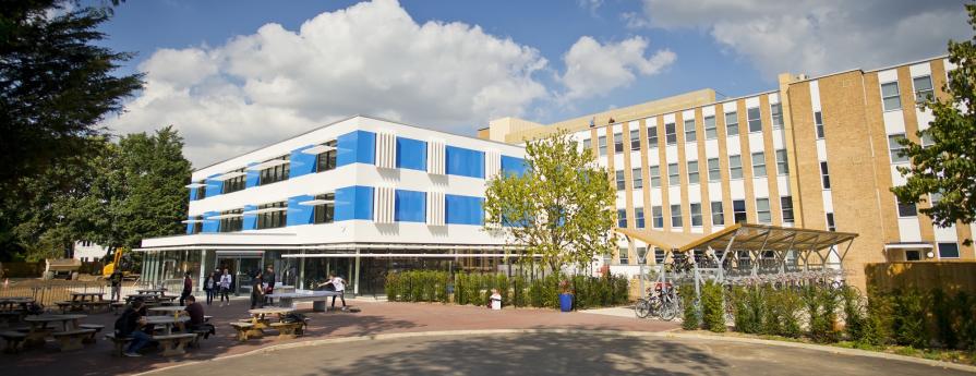Mathematics, physics, engineering: summer courses in England