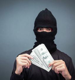 How are tourists deceived in different countries?