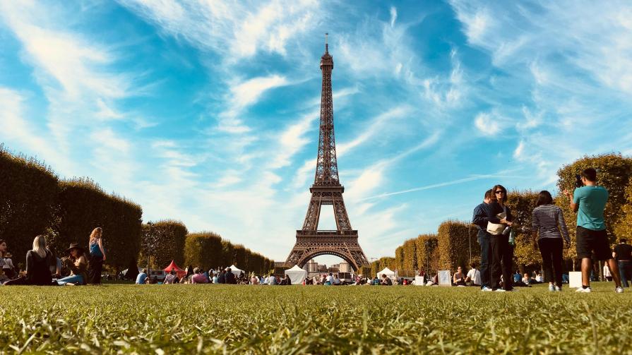 The Eiffel Tower: a new color and unexpected finds inside