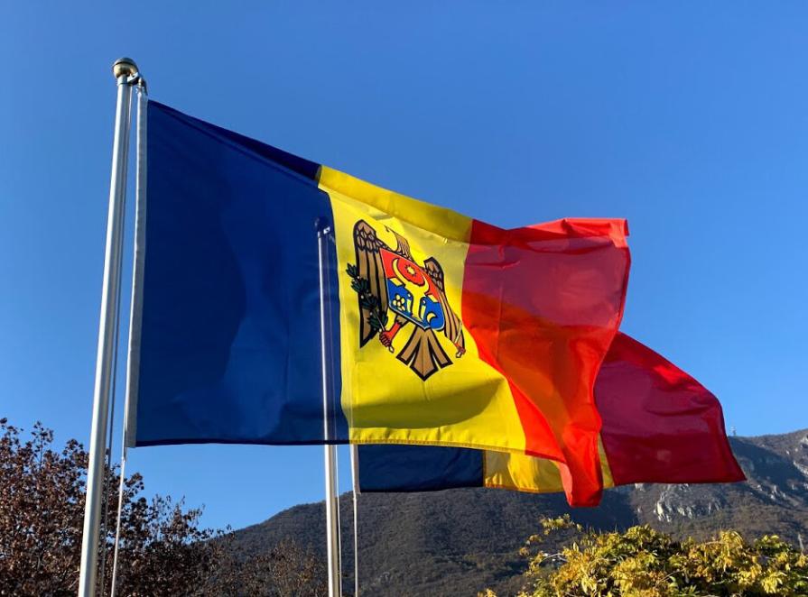 Flag of Moldavia, Wallachia, Transylvania: how did the colors of Romania come about?