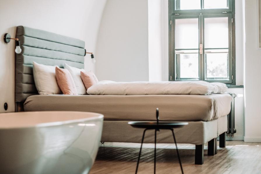 Hotel check-in principles: who gets the worst room?