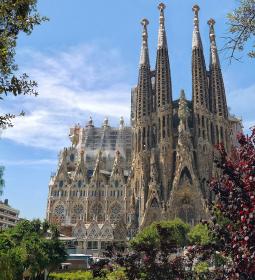 Sagrada Familia in Barcelona: waiting for divine music