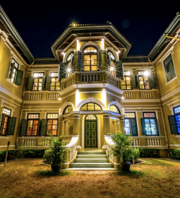 TOP-7 largest and most luxurious private houses in the world