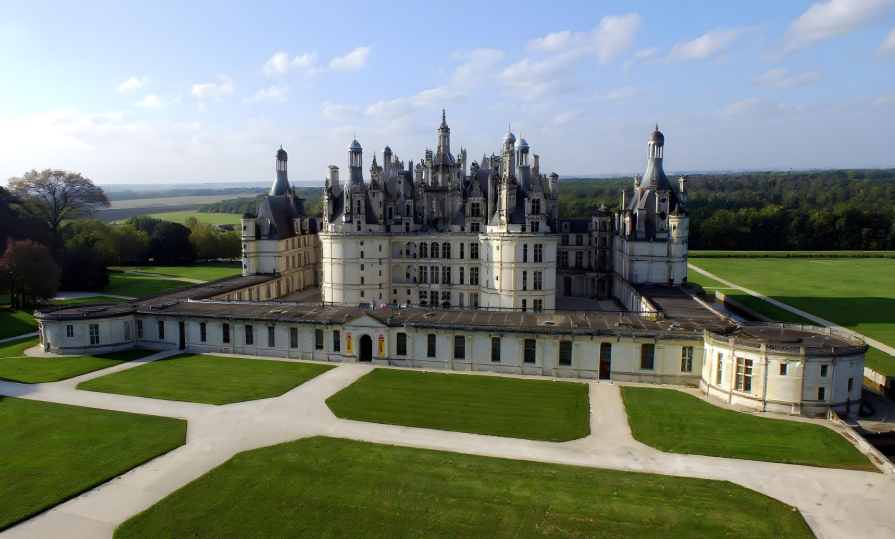 Chambord Castle: Italian style in the center of France