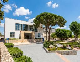 Caxton College