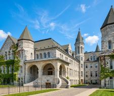 Queen's University (QU)