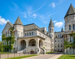 Queen's University (QU)