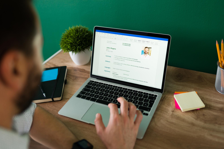 Building a LinkedIn Profile Before Graduation